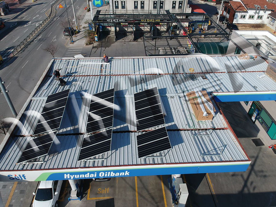 لوحة للطاقة الشمسية سقف جبل القصدير