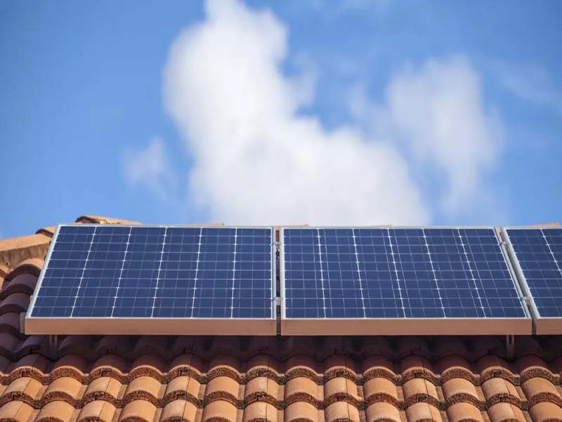 أنظمة الطاقة الشمسية على الأسطح السكنية