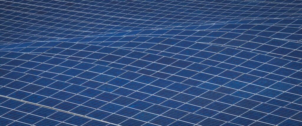 رومانيا تبسط عملية ترخيص مشاريع الطاقة الشمسية على نطاق واسع