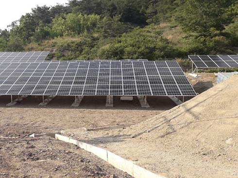 أقواس تركيب الألواح الشمسية الأرضية الكورية 99 . 8KW
