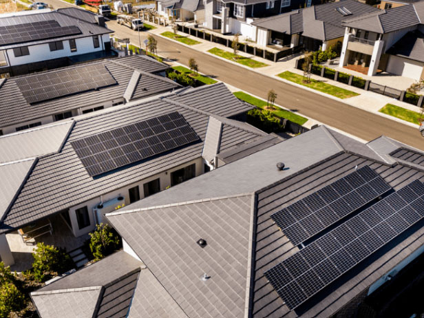 يبلغ متوسط ​​قدرة تركيبات الطاقة الشمسية على الأسطح في أستراليا أكثر من 9 كيلووات