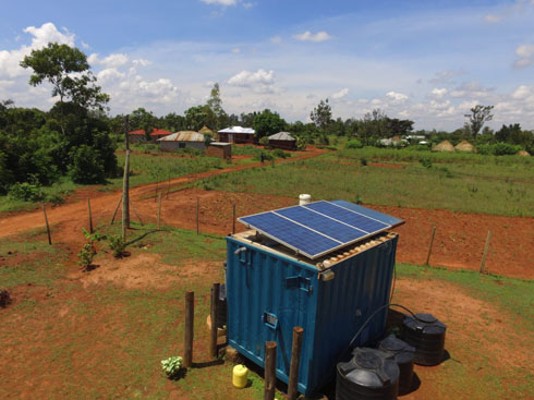 تعالج كينيا فجوة الوصول إلى الطاقة في المناطق الريفية من خلال إنشاء أكثر من 130 شبكة صغيرة للطاقة الشمسية