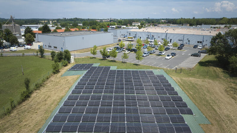 مطور فرنسي ينشر محطة طاقة شمسية متنقلة مثبتة على الأرض