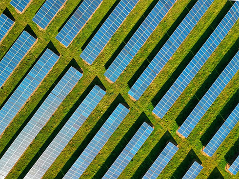 منشآت واستثمارات أنظمة الطاقة الشمسية والتخزين في الولايات المتحدة تشهد نموًا غير مسبوق
        